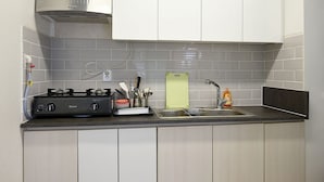 House | Private kitchenette | Fridge, microwave, stovetop, electric kettle - Howl's Moving Castle (Seoul)
