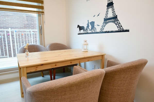 House | In-room dining