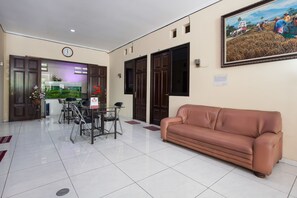 Lobby sitting area - Hotel O Graha 99 (Surabaya)