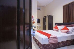 Standard Double Room | Desk, free WiFi, bed sheets - Hotel O Graha 99 (Surabaya)