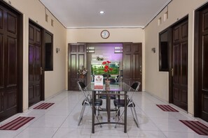 Lobby - Hotel O Graha 99 (Surabaya)