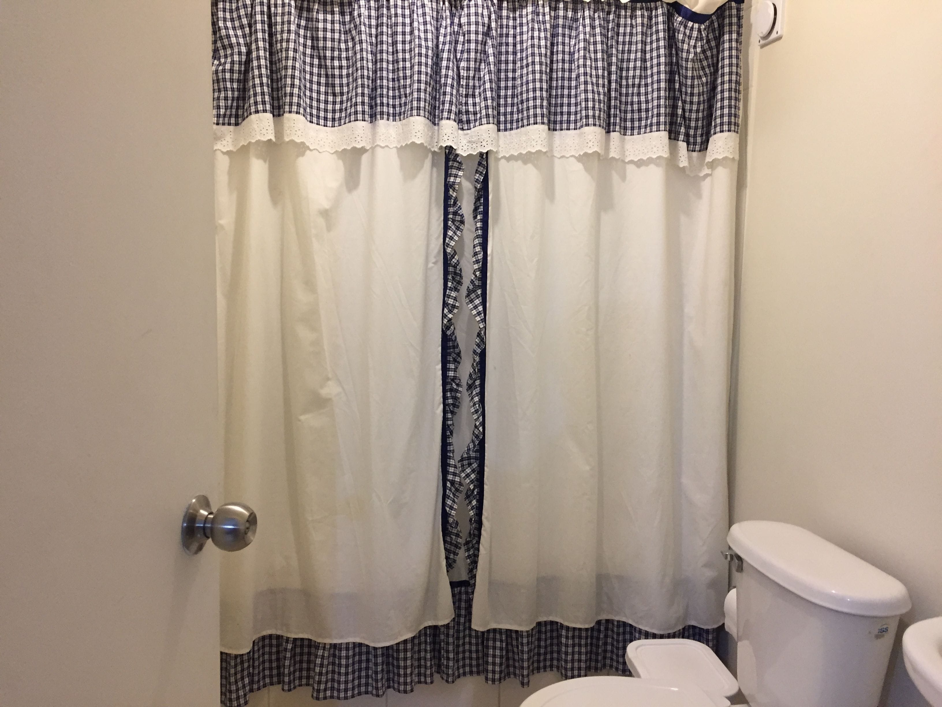 Combined shower/tub, towels, shampoo