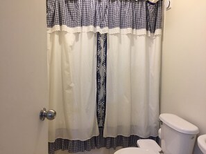 Combined shower/bathtub, towels, shampoo - Casa en Castro (Castro)