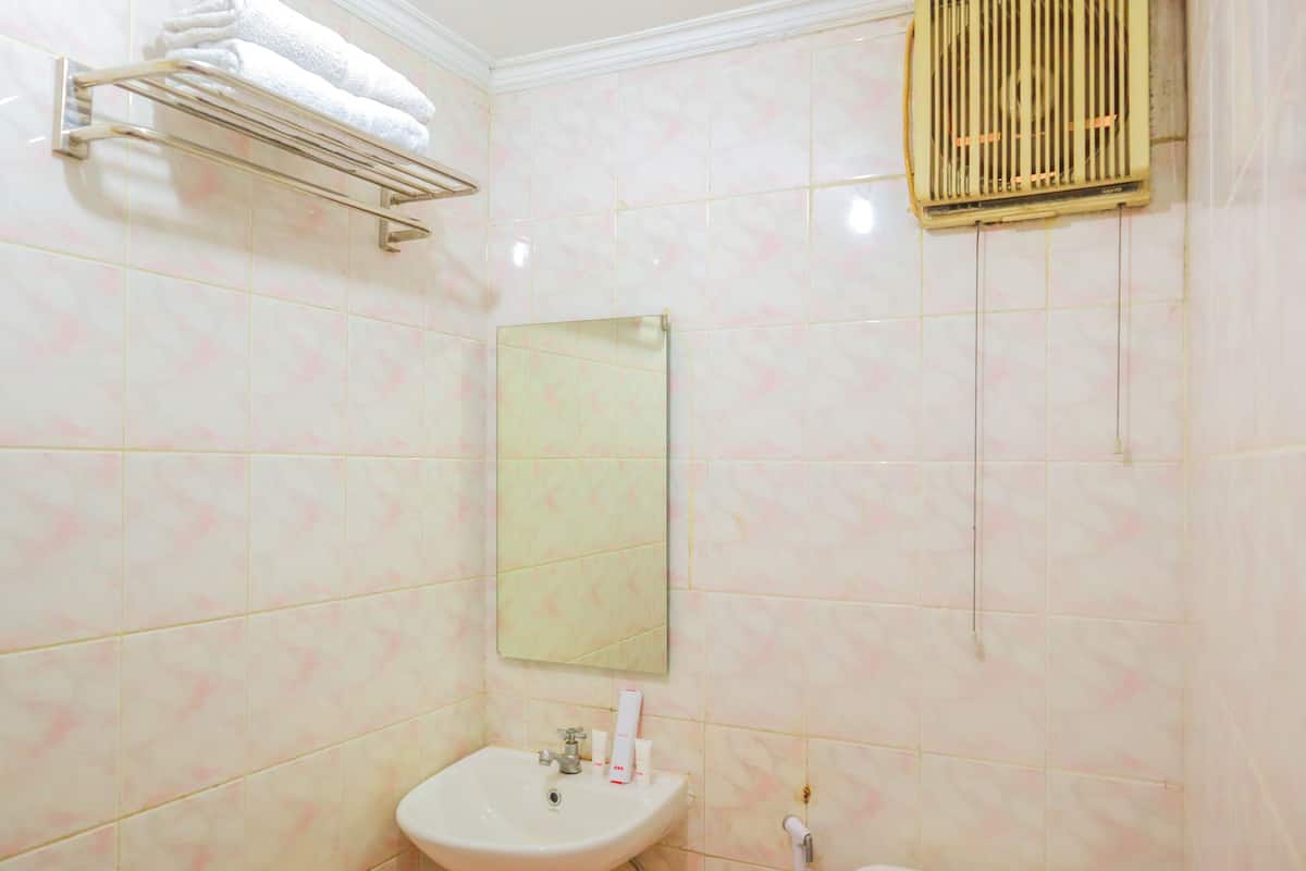 Deluxe Twin Room | Bathroom | Shower, bidet, towels