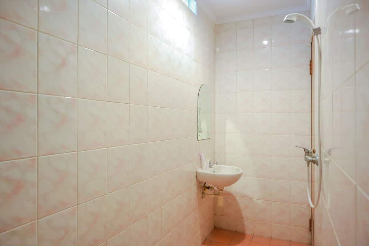 Standard Double Room | Bathroom | Shower, bidet, towels