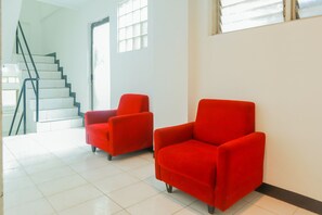 Lobby sitting area - Flagship 3563 New Mg Hotel (Jakarta)
