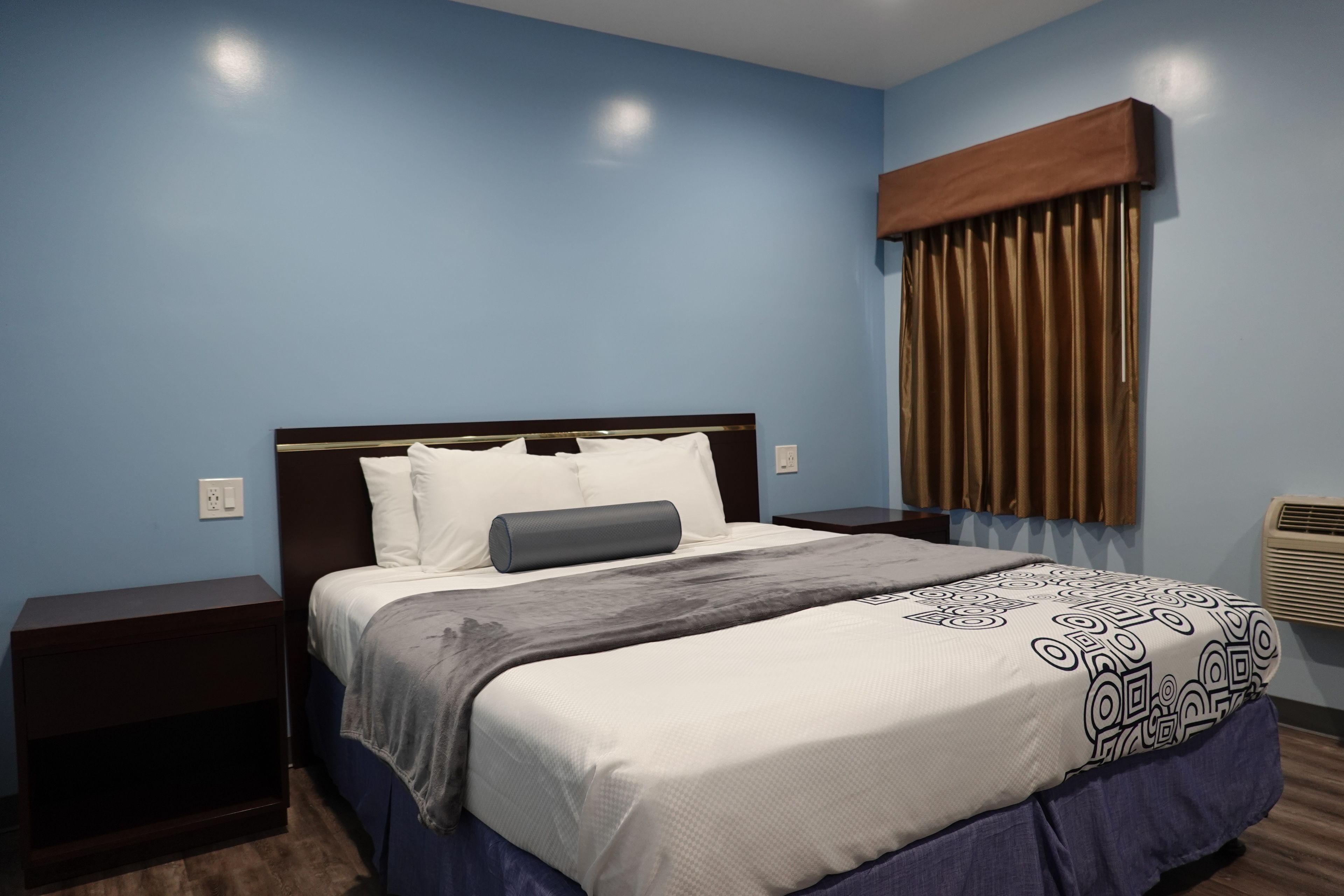 Room, 1 King Bed, Non Smoking | Blackout drapes, iron/ironing board (on request), WiFi (free)
