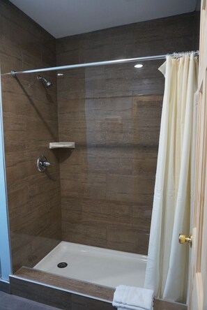 Kamar, 1 Tempat Tidur King, Bebas Asap Rokok | Shower kamar mandi