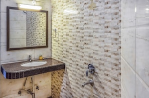 Shower, rainfall showerhead, free toiletries