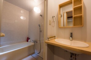 Family Villa, 2 Bedrooms, Microwave, Garden Area | Bathroom | Separate bathtub and shower, deep-soaking bathtub - Yuenshe Higashi Hongan-Ji Villa (Kyoto)