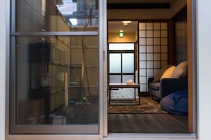 Living room - Yuenshe Sanjusangendo Kyoto Villa (Kyoto)