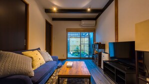ดีลักซ์วิลล่า, 2 ห้องนอน, ห้องครัวขนาดเล็ก, ติดสวนหย่อม | ห้องนั่งเล่น | ทีวีจอแบน