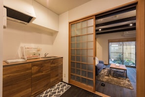 Villa Deluxe, 2 chambres, coin cuisine, côté cour intérieure | Coin cuisine privé | Grand réfrigérateur, micro-ondes, plaque de cuisson, machine à expresso