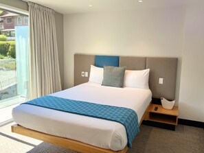 Queen Room With Balcony | Premium bedding, in-room safe, individually furnished, desk - Mi-pad Queenstown (Queenstown)