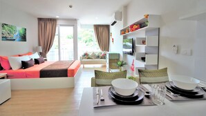 Deluxe studio, 1 queensize bed, balkon, uitzicht op bergen | Luxe beddengoed, een kluis op de kamer, verduisterende gordijnen