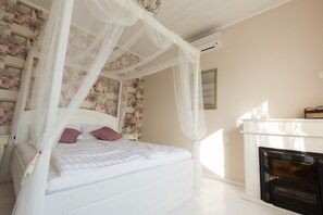 Deluxe Double or Twin Room | Blackout drapes, iron/ironing board, free WiFi, bed sheets - Villa Harmónia (Gyula)