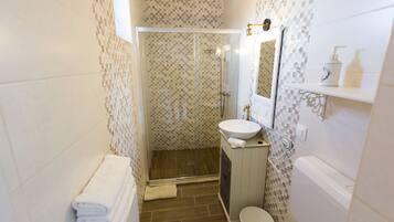 Standard-Vierbettzimmer, 2 Queen-Betten, Nichtraucher | Badezimmer