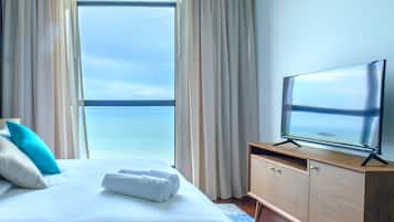 Tabla de planchar con plancha, wifi gratis y ropa de cama