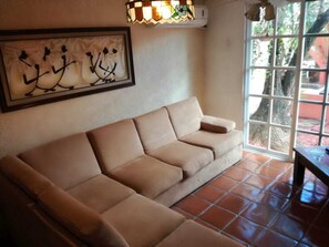 Smart TV, books - A nice house in a quiet, well communicated and convenient area. (50)