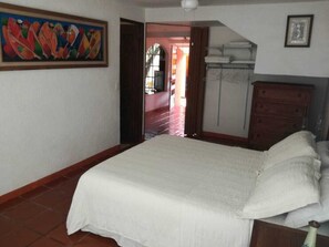 4 bedrooms, desk, iron/ironing board, free WiFi