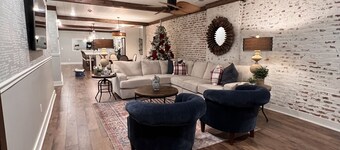 Elle & Beck's Second Floor Suite
Overlooking Historic Main Street In Galena, IL