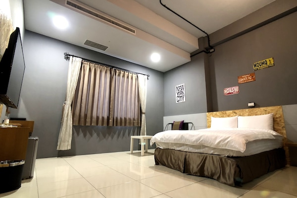 Escritorio, sistema de insonorización y camas plegables/adicionales