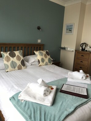 客房, 1 张特大床, 海景 | 熨斗/熨衣板、免费 WiFi、床单