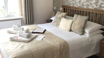 Room, 1 King Bed, Sea View | Iron/ironing board, free WiFi, bed sheets