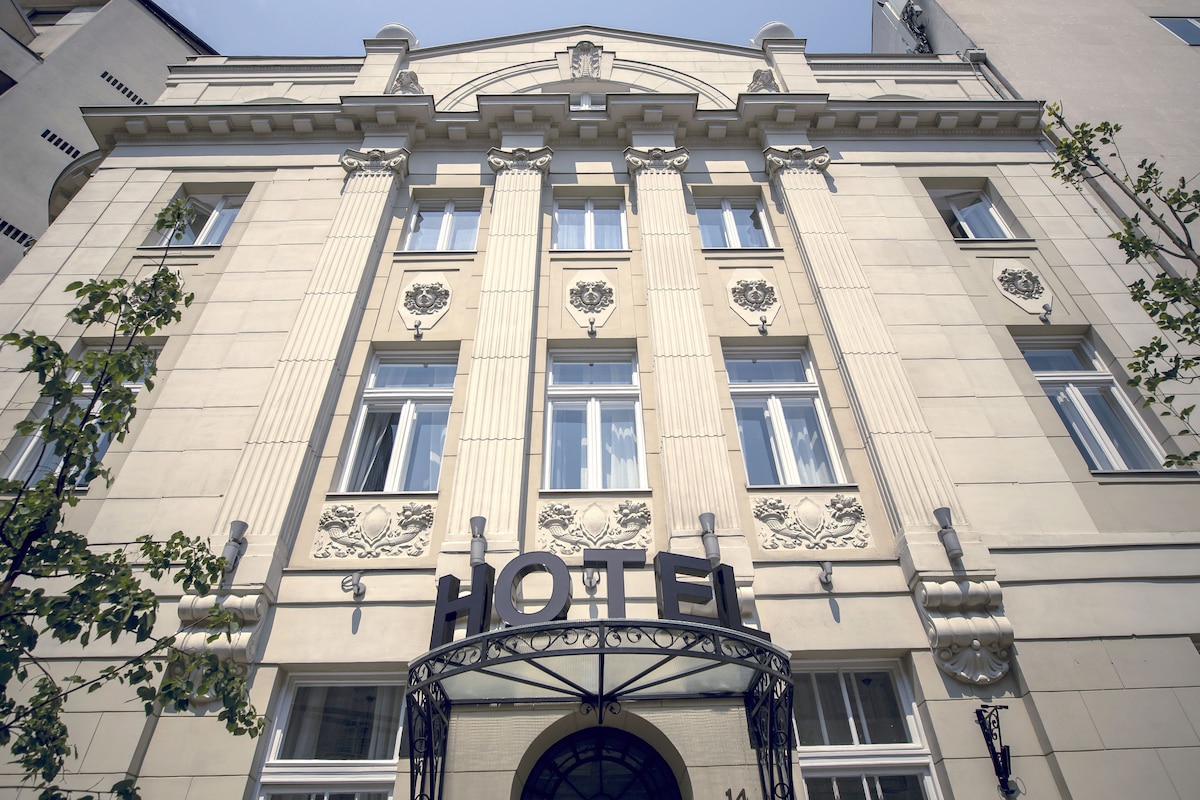 Public House Hotel