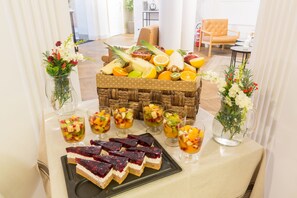Daily buffet breakfast (EUR 10 per person) - Public House Hotel (Belgrade)