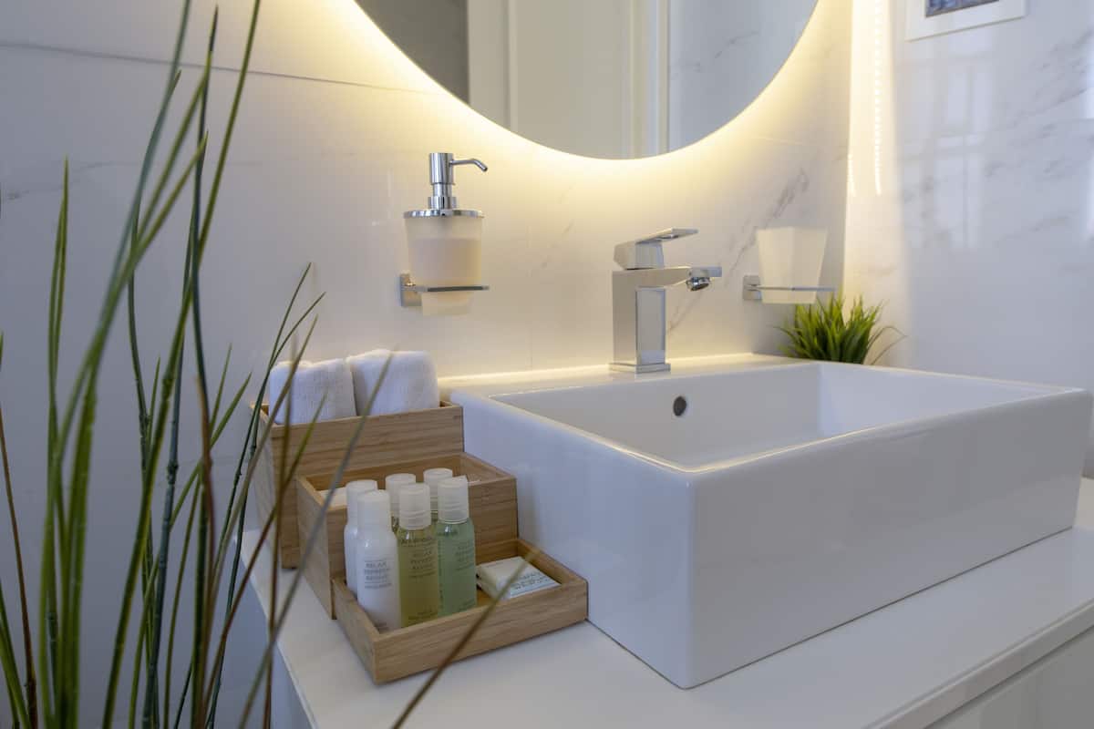 superior double room | bathroom | shower, rainfall showerhead, free toiletries, hair dryer