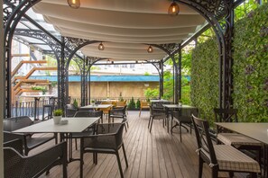 Outdoor dining - Public House Hotel (Belgrade)