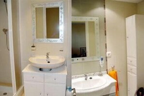 Combined shower/bathtub, towels