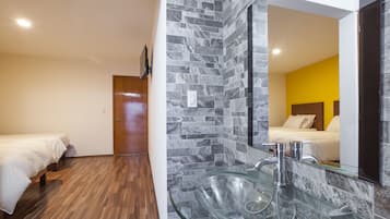 Habitación triple clásica, varias camas, para no fumadores | Lavabo en el baño