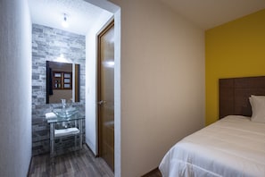 Iron/ironing board, free WiFi, bed sheets - Hotel Casa Frida (Cuernavaca)