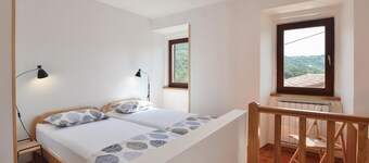 4 bedroom beautiful home in Crni Kal