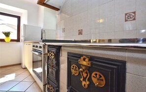 ثلاجة، موقد طهي مسطح، غسالة أطباق، ماكينة لصنع القهوة/الشاي