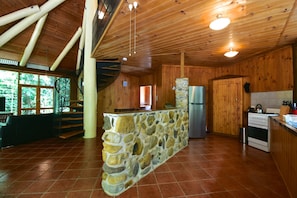 Panoraamatalo, 2 keskisuurta parisänkyä, jokinäköala, vuorten lähellä | Yksityinen keittiö | Jääkaappi, uuni, liesi, kahvin-/teenkeitin