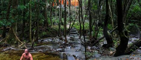 Maison Panoramique, 2 grands lits, vue fleuve, côté montagne | Vue sur l’eau
