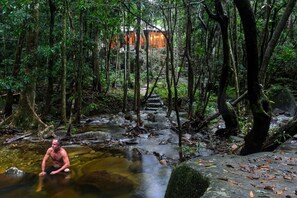 Casa panorámica, 2 camas Queen size, vista al río, junto a la montaña | Vista al agua