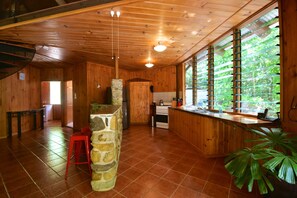 Casa panorámica, 2 camas Queen size, vista al río, junto a la montaña | Cocina privada | Refrigerador, horno, parrilla de estufa y cafetera y tetera 