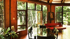 全景單棟房屋, 2 張加大雙人床, 河景, 山旁 | 房內用餐