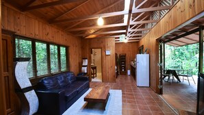 浪漫平房, 1 張加大雙人床, 河景, 山旁 | 客廳 | 平面電視、DVD 播放機