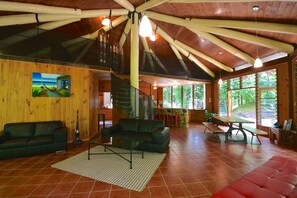 Rumah Panorama, 2 Tempat Tidur Queen, pemandangan sungai, tepi gunung | Area keluarga | TV layar datar dan pemutar DVD