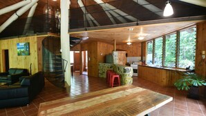 全景單棟房屋, 2 張加大雙人床, 河景, 山旁 | 房內用餐