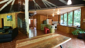 Panoramic House, 2 Queen Beds, River View, Mountainside | In-room dining