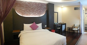 A hotel room with a bed, a desk, a chair, and a mirror. - Kenting Sea Cloudless Day Home (Hengchun)