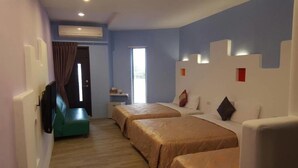 A hotel room with two beds, a small desk, a chair, and a window with blinds. - Kenting Sea Cloudless Day Home (Hengchun)