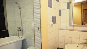 A bathroom with a bathtub, toilet, and sink. - Kenting Sea Cloudless Day Home (Hengchun)