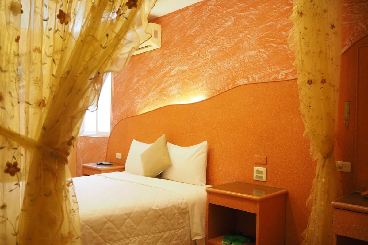 Deluxe Double Room (203) | WiFi (free), bed sheets